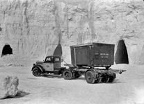 834136 Afbeelding van het vervoer van kalk per autolaadkist van N.S. bij een kalksteengroeve te Maastricht.